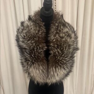 Saga furs collar clip on silver fox